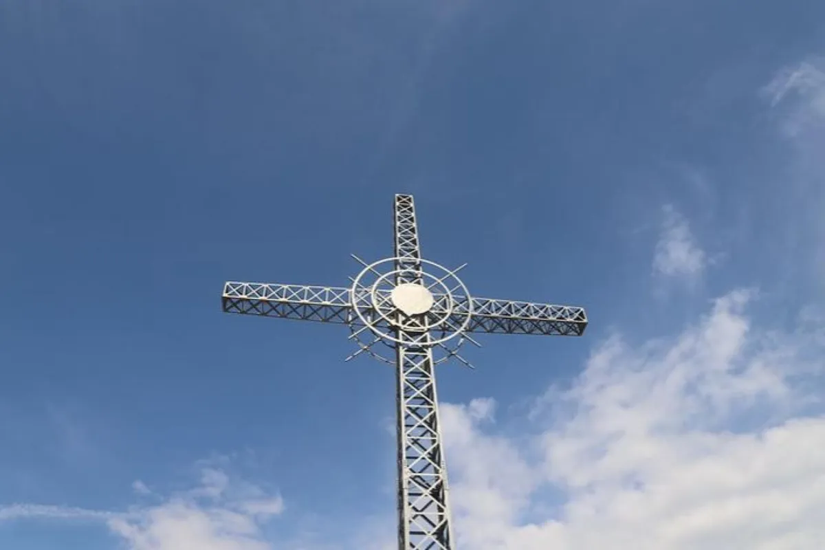 Abp Jędraszewski poświęcił krzyż jubileuszowy św. Jana Pawła II w Krzeczowie