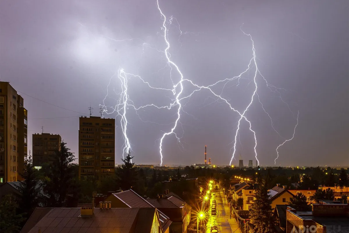 Synoptyk IMGW: w czwartek w całym kraju deszcz i burze, na wschodzie 29 stopni