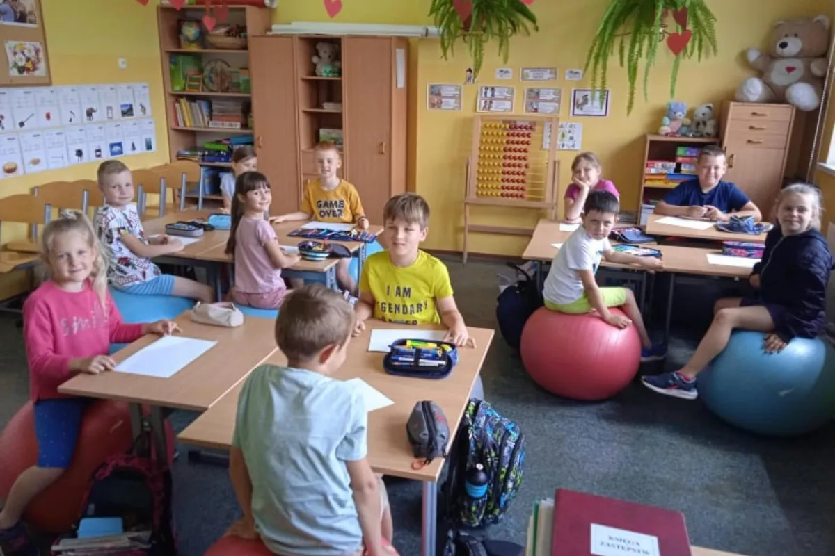 Poprawiają postawę i koncentrację - piłki zamiast krzeseł w szkole podstawowej w Januszowej