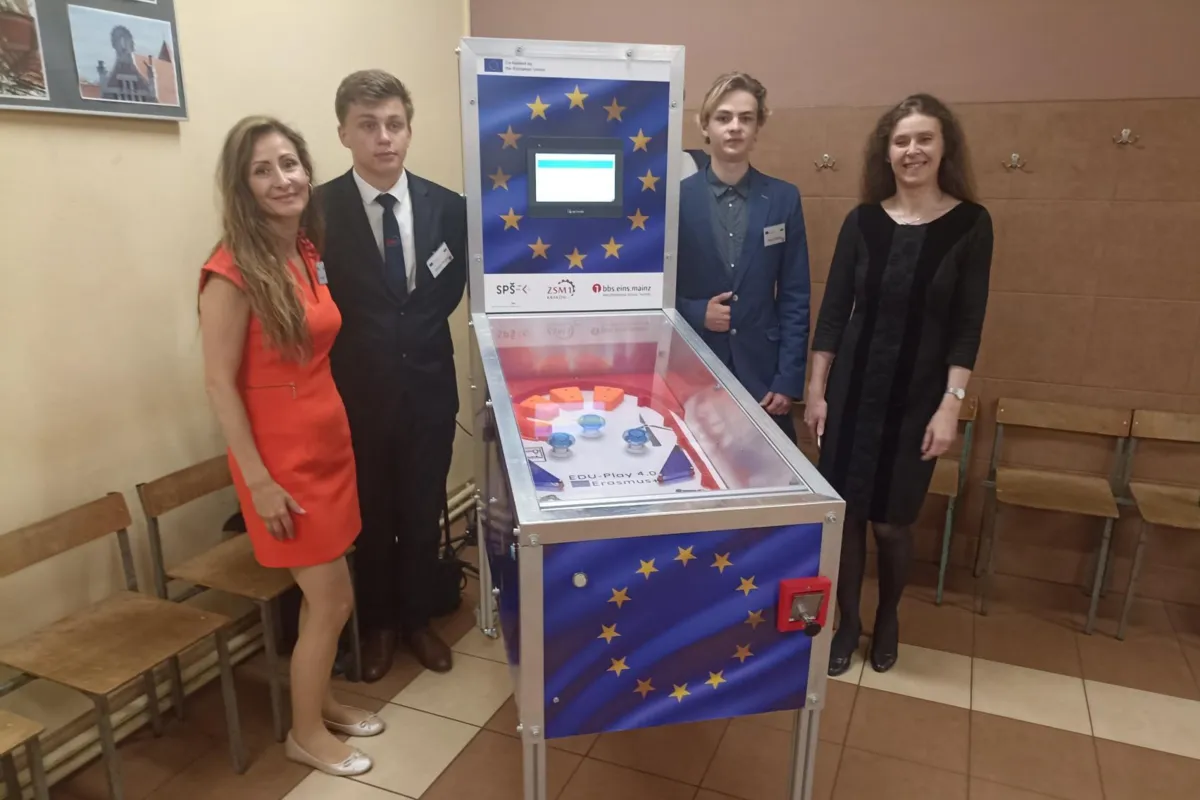 Uczniowie z Polski, Czech i Niemiec zbudowali  od podstaw flippery