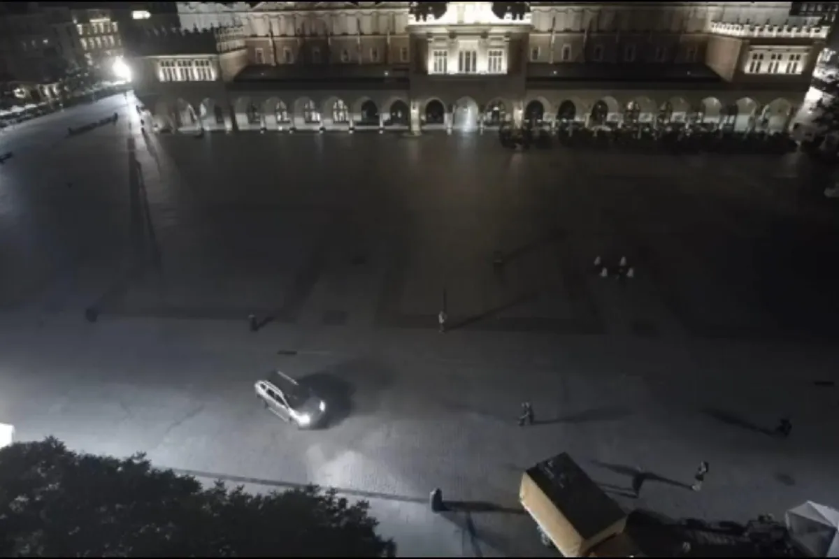 49-latek urządził sobie samochodowy rajd po Rynku Głównym w Krakowie. WIDEO
