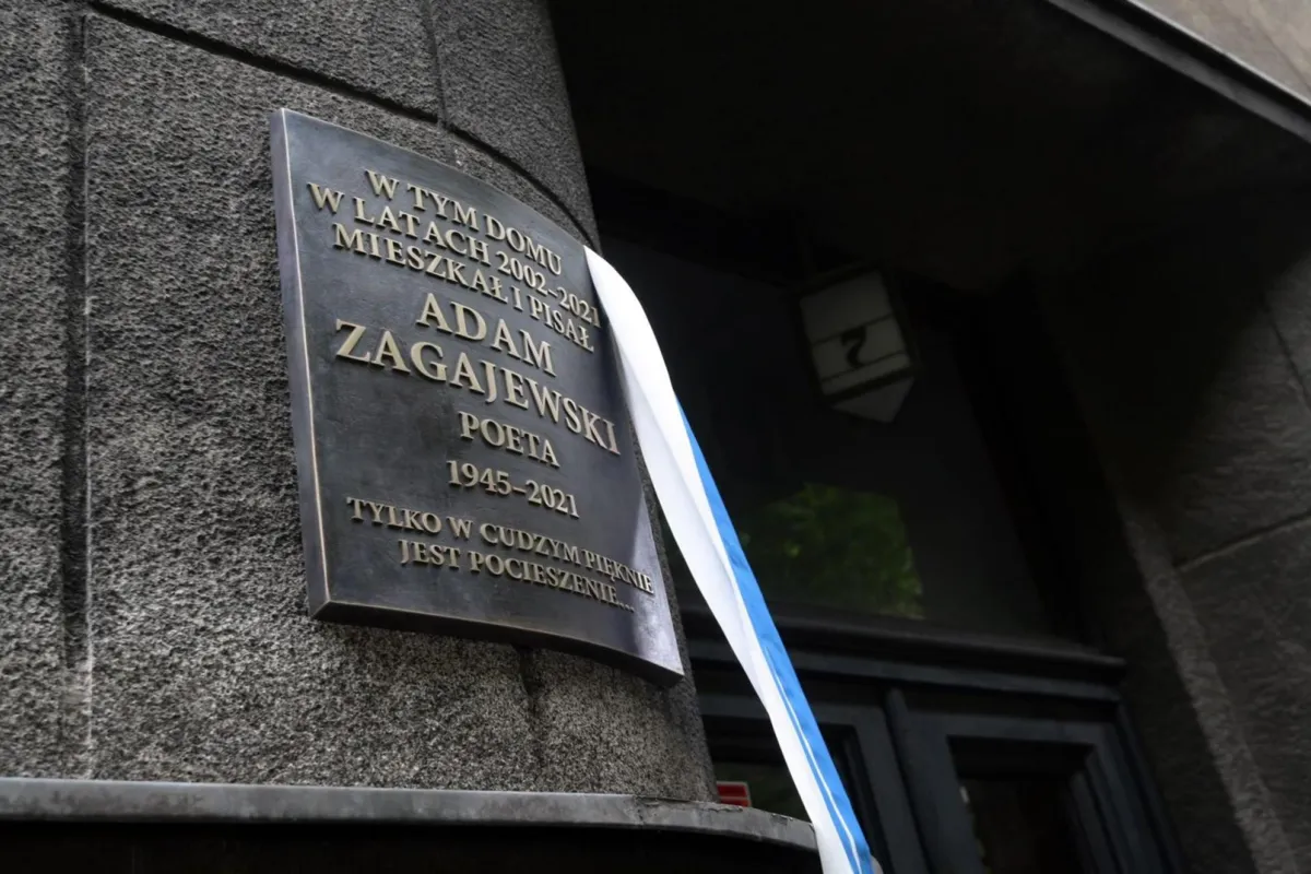 Odsłonięto tablicę poświęconą Adamowi Zagajewskiemu