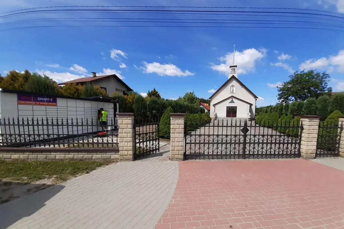 Paczkomat przy kaplicy w Niwce niedaleko Tarnowa wzbudzał spore kontrowersje. Został usunięty