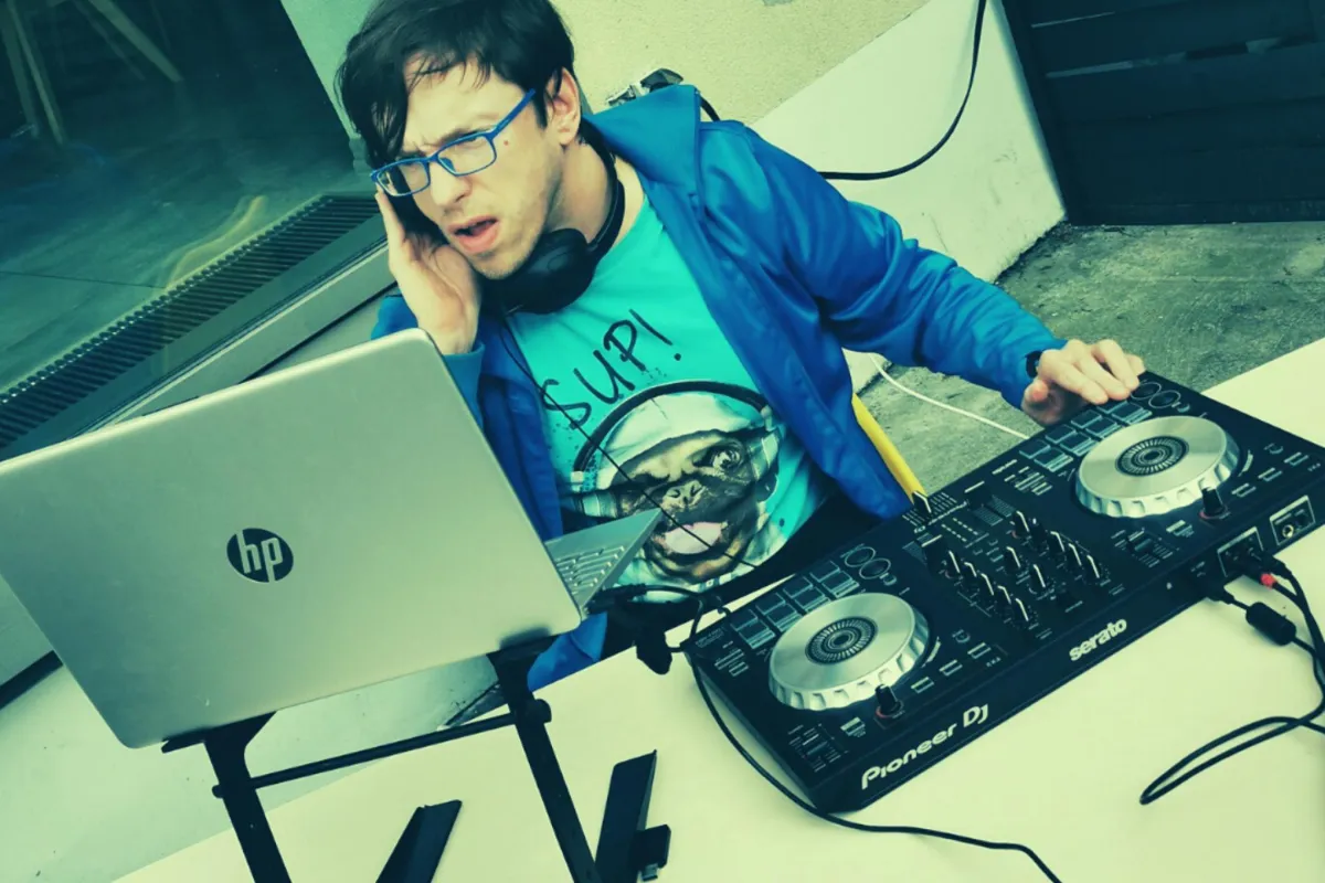 Okradziony DJ zbiera na nową konsolę