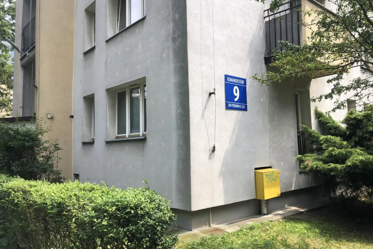 Złodzieje oznaczają mieszkania w Krakowie. Policja ostrzega