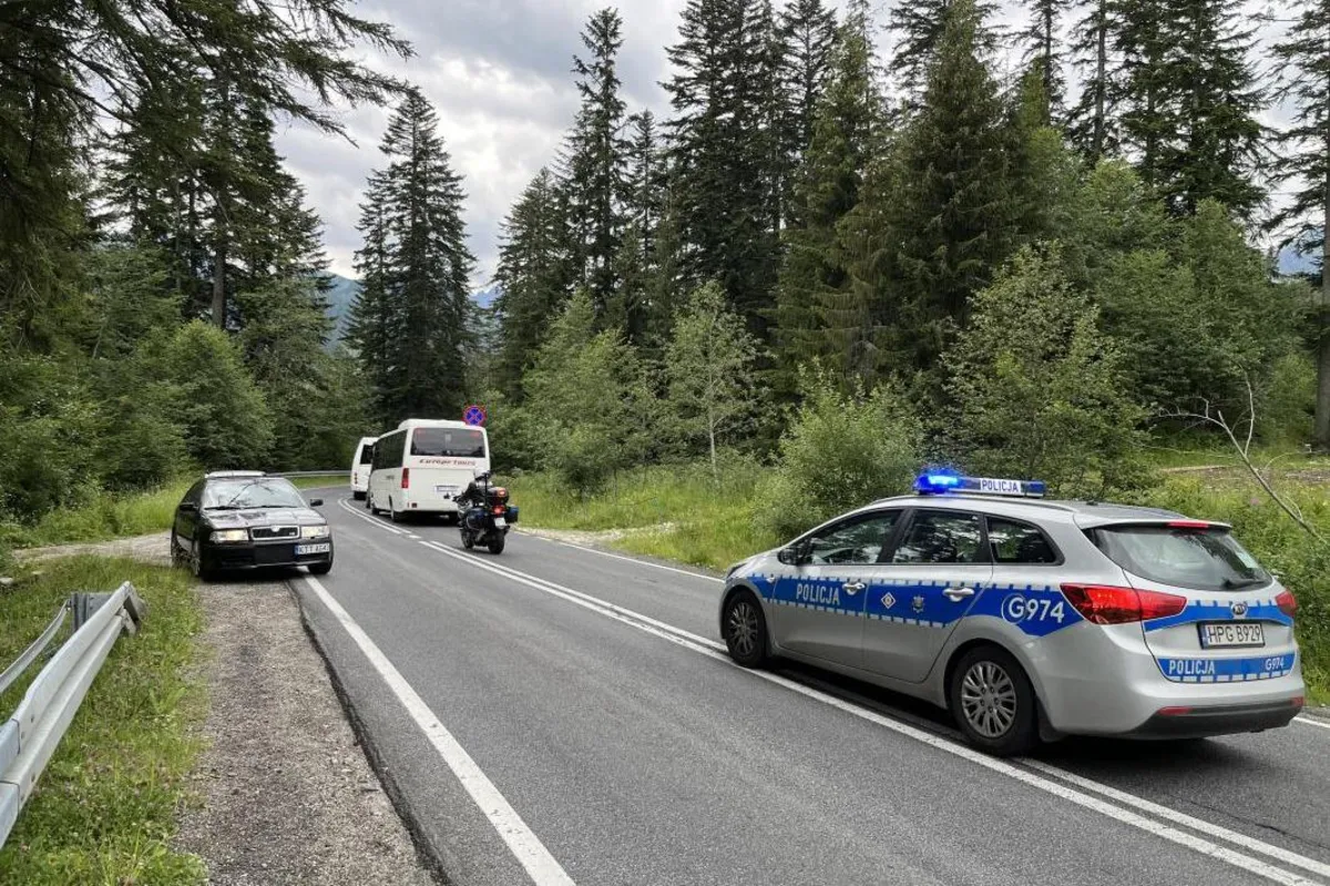 Wypadek busa na drodze do Morskiego Oka. 4 osoby ranne