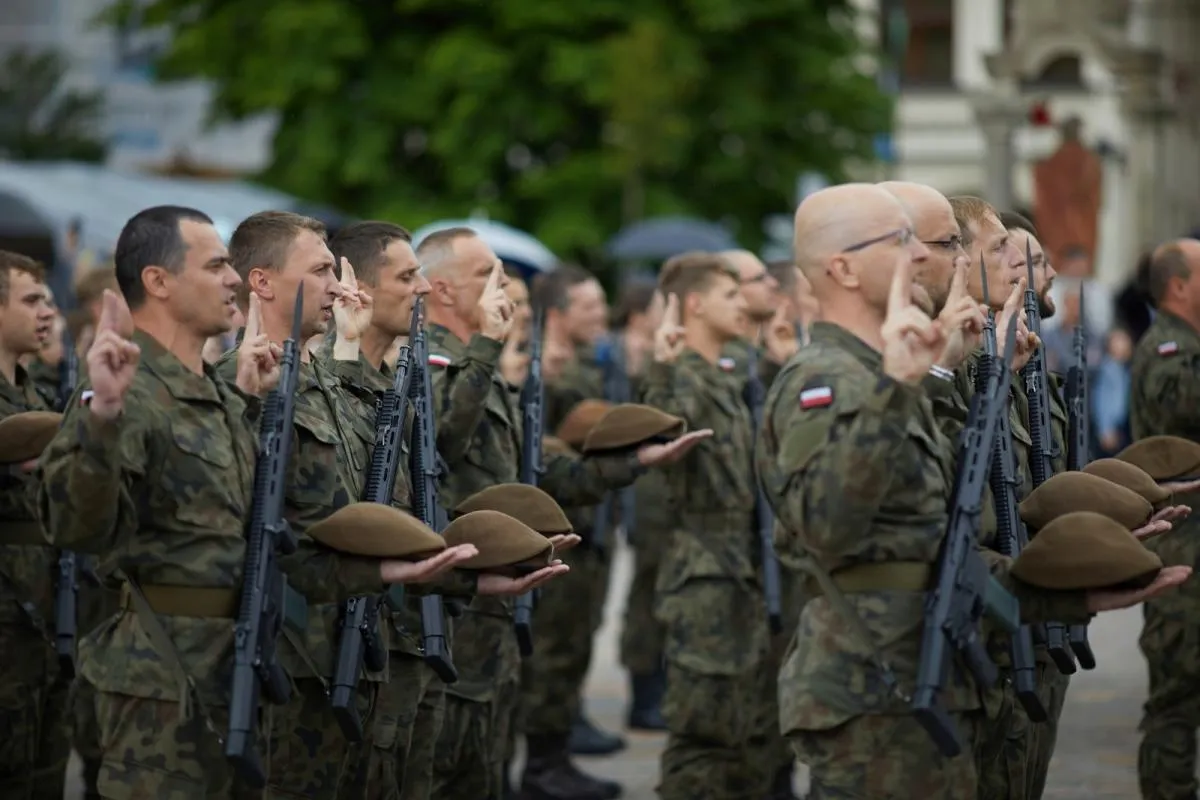 Na rynku w Myślenicach 92 nowych żołnierzy Małopolskiej Brygady Obrony Terytorialnej złożyło przysięgę