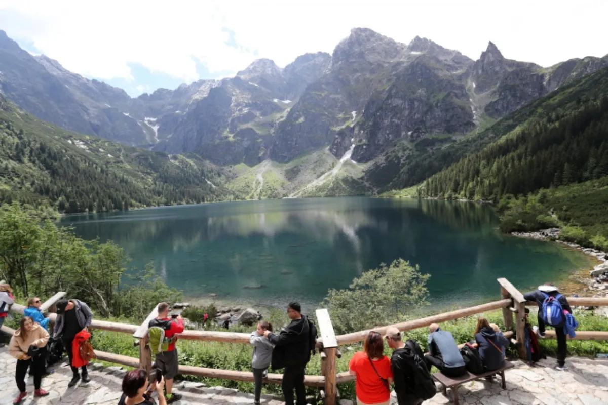 Turyści nad Morskim Okiem