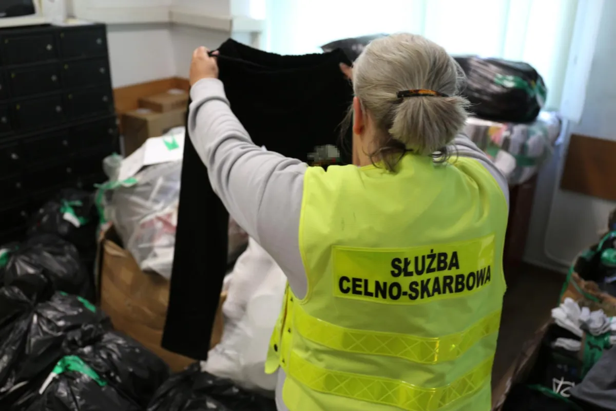 Grubymi nićmi szyte. KAS zatrzymała podróbki odzieży o wartości ponad 1,7 mln zł