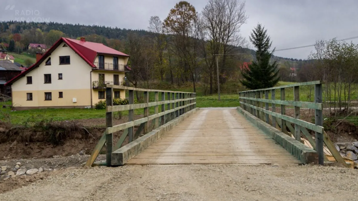 Tymczasowy mostek w Kasinie Wielkiej jest już gotowy