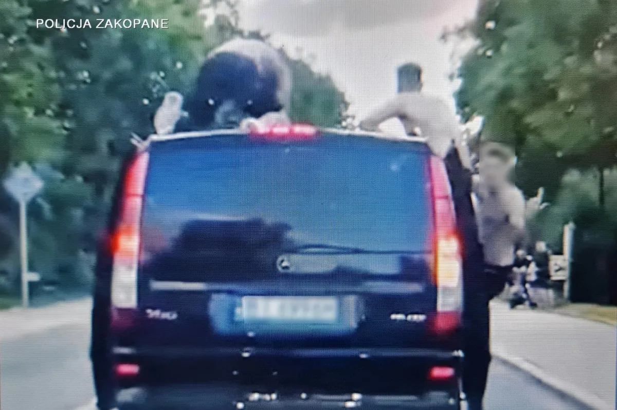 Kierowca woził pasażerów na dachu busa w Zakopanem. Usłyszał zarzuty 