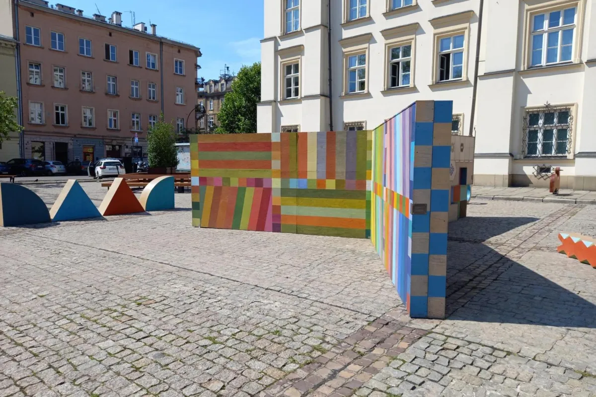 Instalacja „Wolnica wolnośc wyobraźnia” na placu Wolnica w Krakowie