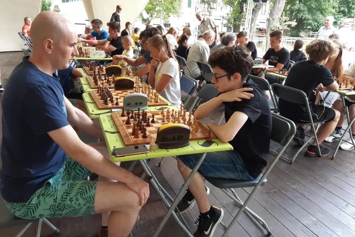 Wakacyjny turniej szachowy w tarnowskim amfiteatrze bije rekordy popularności