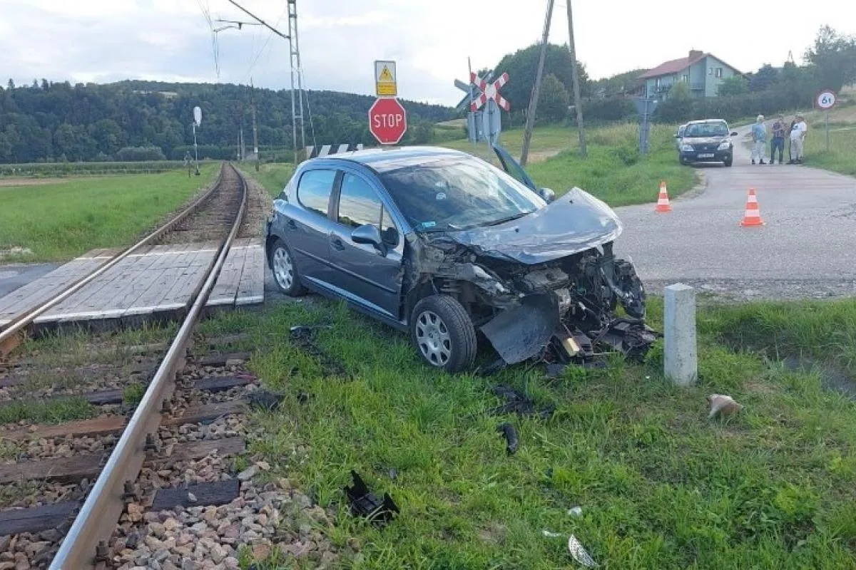 W Zborowicach  pod Ciężkowicami doszło do kolizji z udziałem samochodu osobowego i pociągu