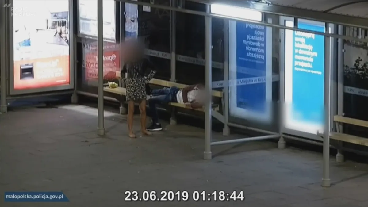 Kraków: zasnął na przystanku, padł ofiarą kradzieży. FILM
