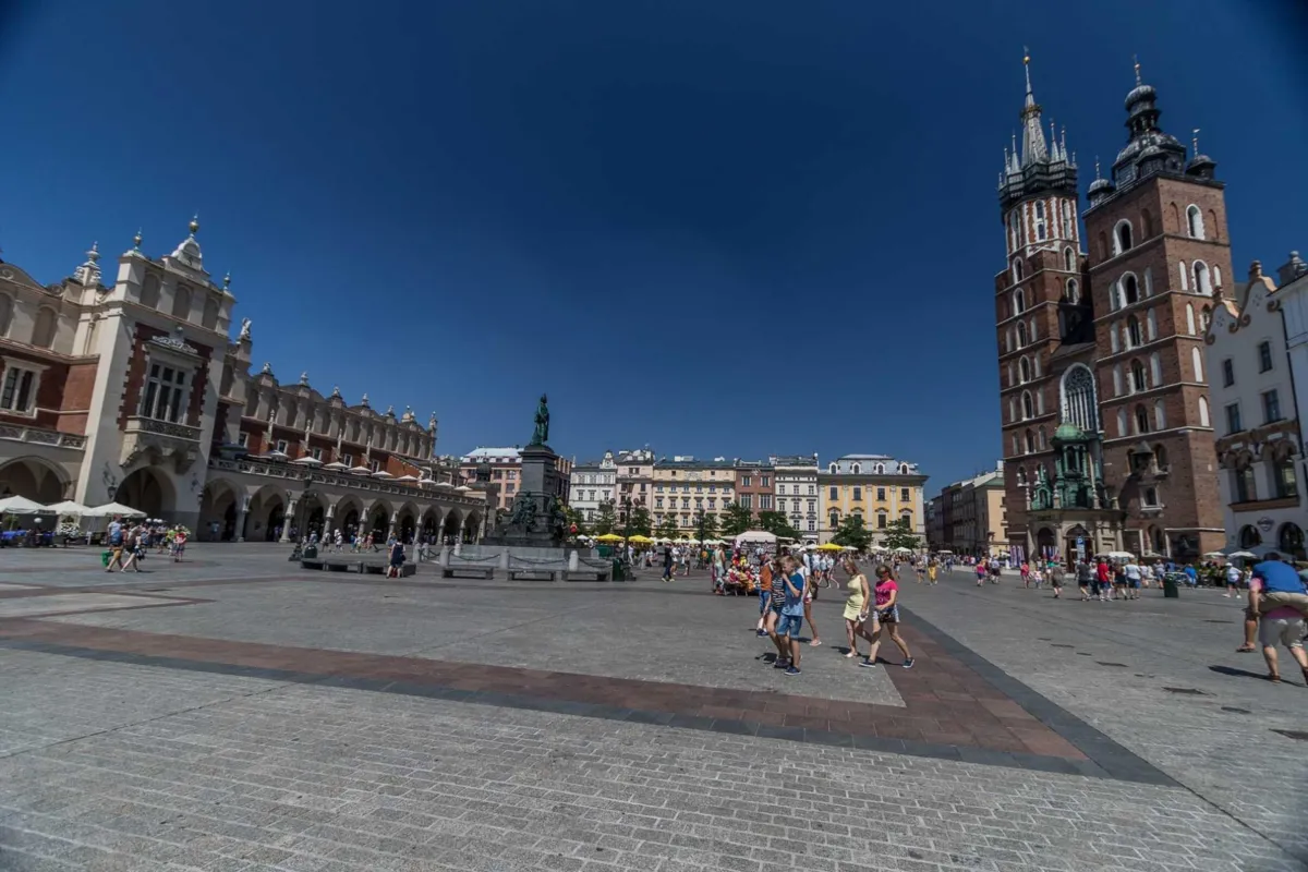 Upalnie w Krakowie. Miasto zamyka postój i wprowadza zakaz wjazdu na Rynek Główny dla dorożek 