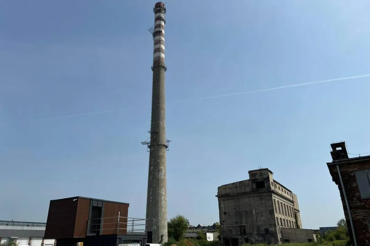 Dwaj mężczyźni wspinali się na 120-metrowy komin przy ulicy Kochanowskiego w Tarnowie
