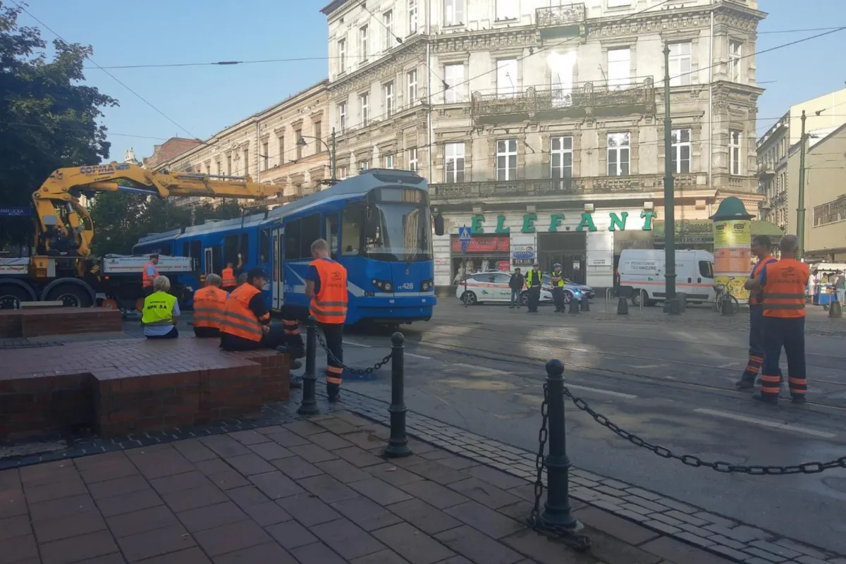 Ruch w okolicach Teatru Bagatela wrócił do normy po wykolejeniu się tramwaju
