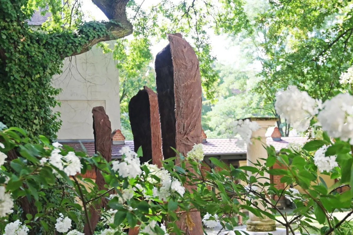 "Postacie kroczące" Abakanowicz w ogrodzie Muzeum Narodowego w Krakowie