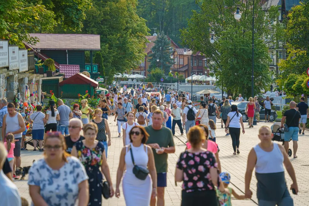 Tłumy turystów postanowiły spędzić ostatni wakacyjny weekend w sądeckich uzdrowiskach
