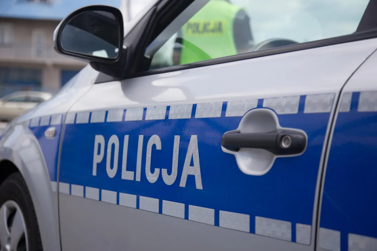 Kopał i uderzał kamieniem w karetkę pogotowia