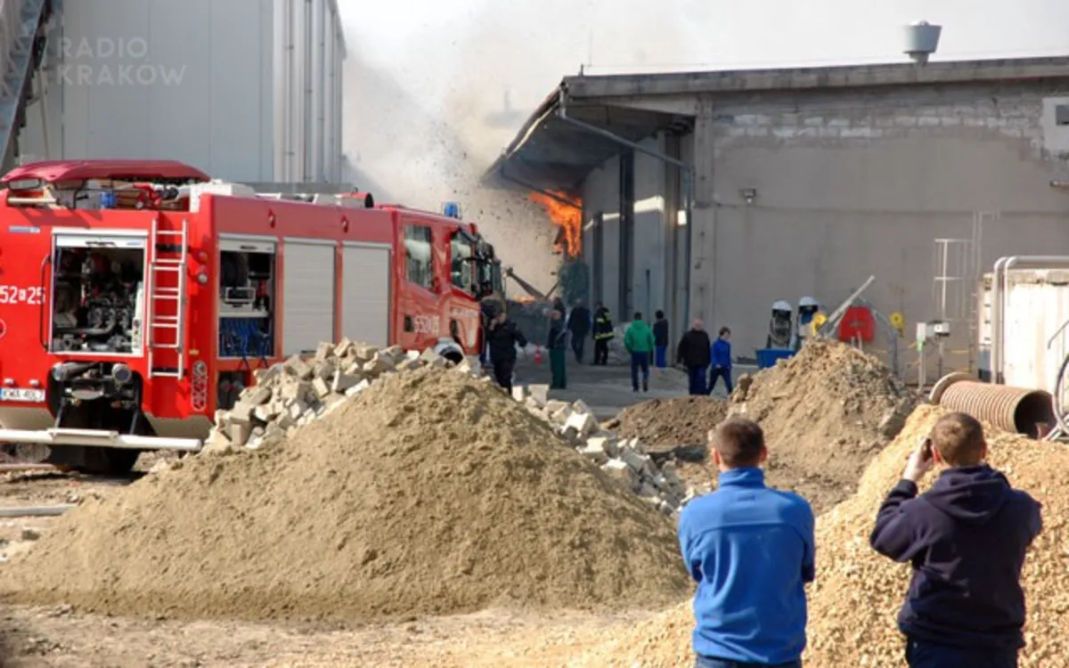 Spłonęło składowisko tektury w Wadowicach. Nie ma osób poszkodowanych. FILM