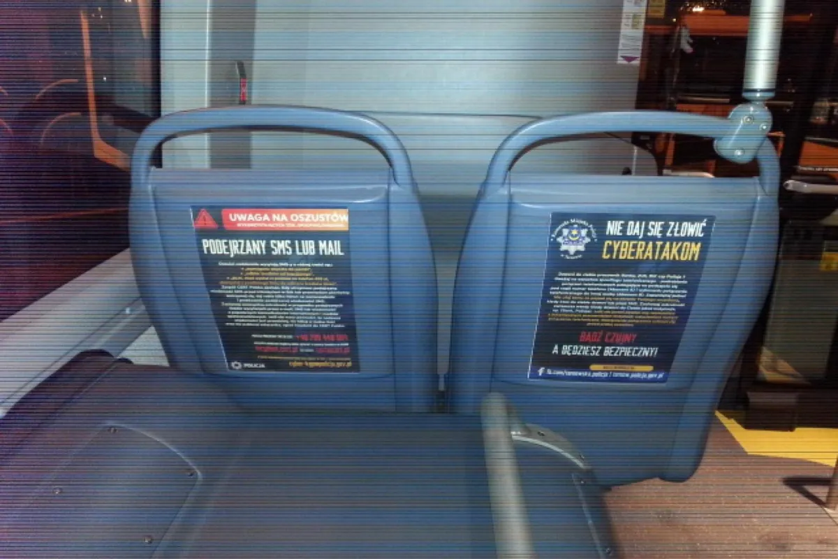 Akcja edukacyjna w tarnowskich autobusach. "Ofiarami wyłudzeń padają coraz młodsze osoby"