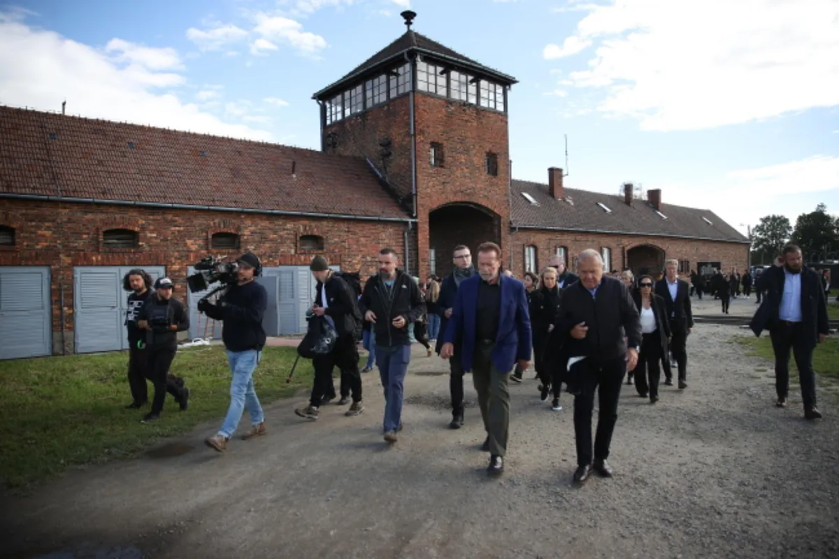 Arnold Schwarzenegger zwiedził były niemiecki obóz Auschwitz