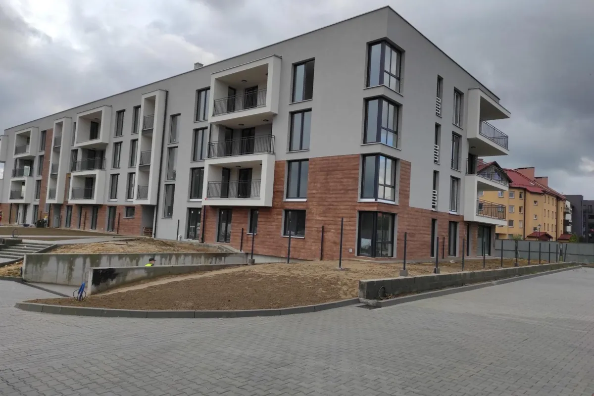 Pierwszy z dziewięciu nowych bloków na osiedlu Stare Stawy w Oświęcimiu jest już gotowy