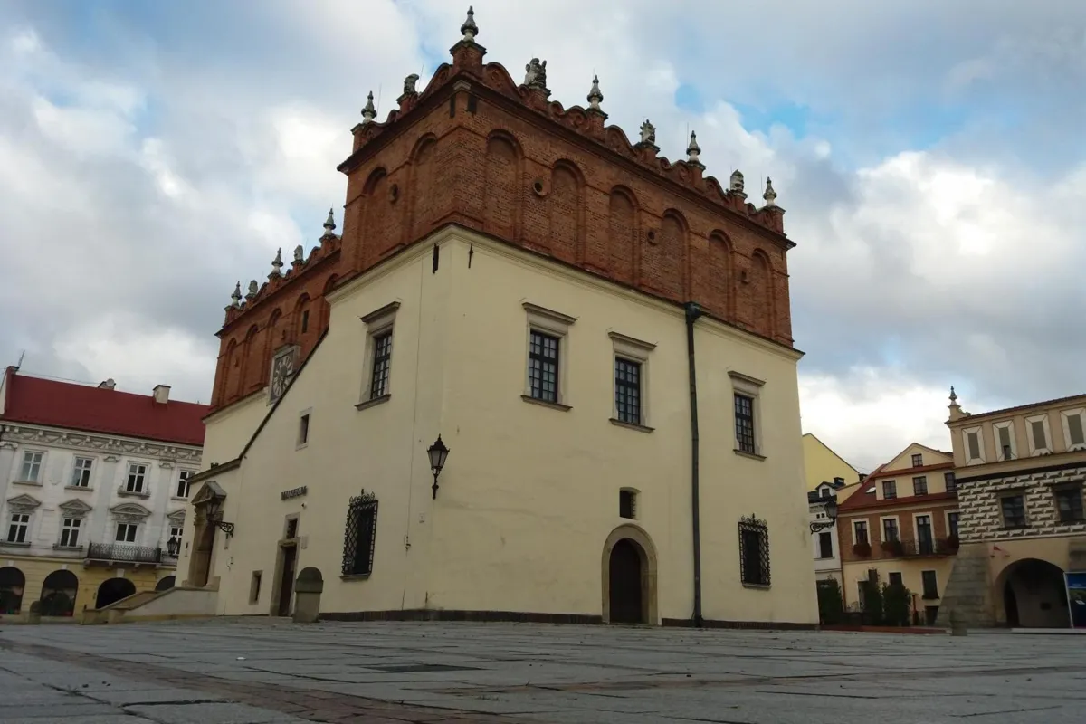 Prezydent Tarnowa chce, żeby rady osiedli współfinansowały szkoły i komunikację. "To szantaż"