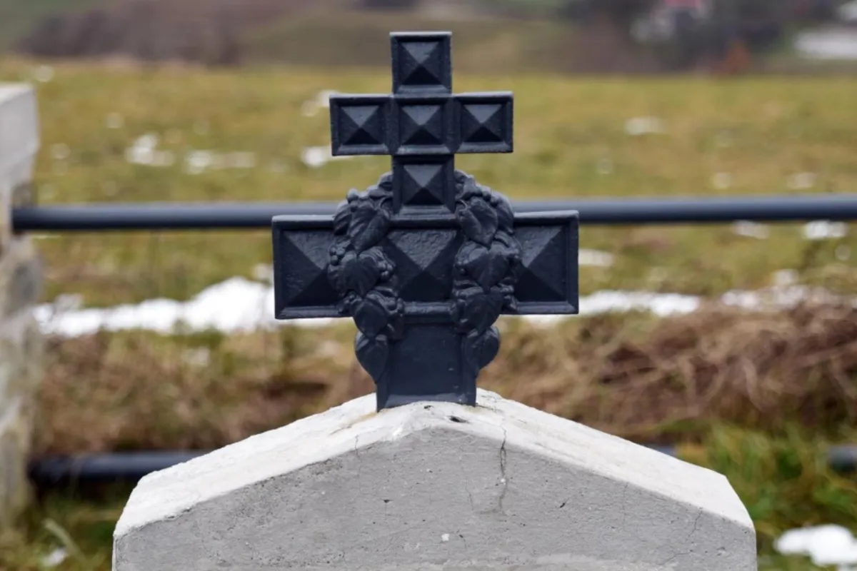 Stołeczni policjanci sprzątają cmentarze z czasów I wojny światowej