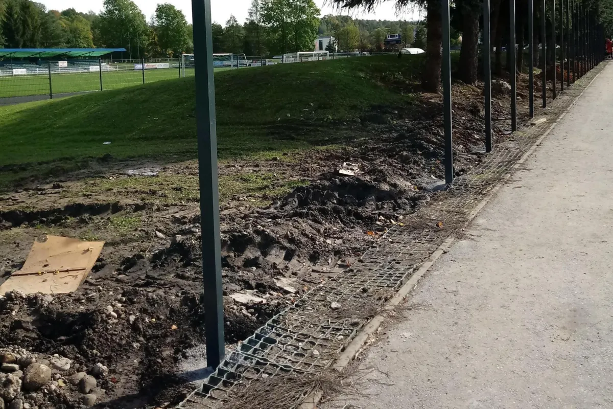 Trwają prace przy modernizacji ogrodzenia gorlickiego stadionu