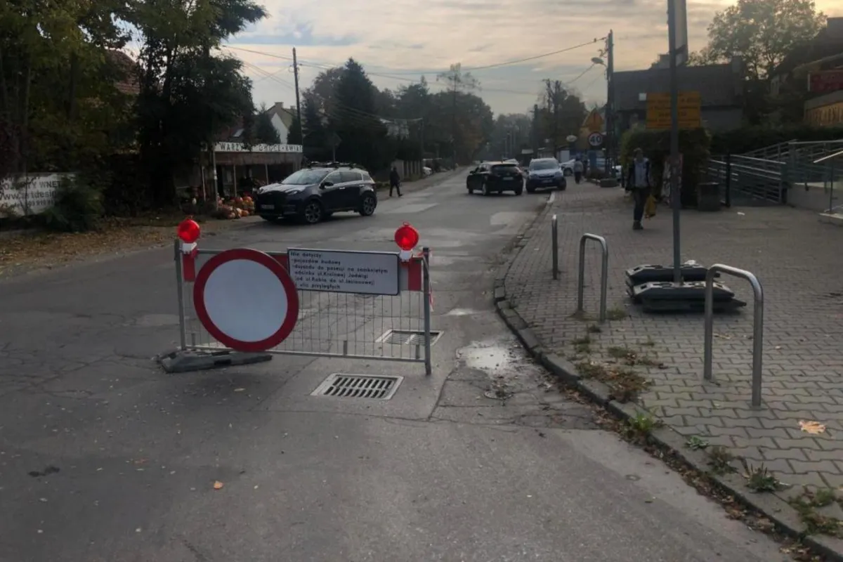 Nowa organizacja ruchu na ul. Królowej Jadwigi. "Kierowcy są zdezorientowani, łamią przepisy"