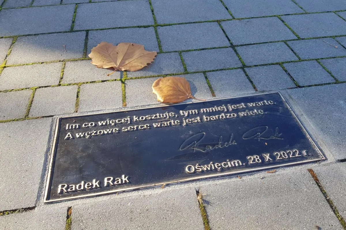 Radek Rak uhonorowany tablicą w Alei Pisarzy w Oświęcimiu