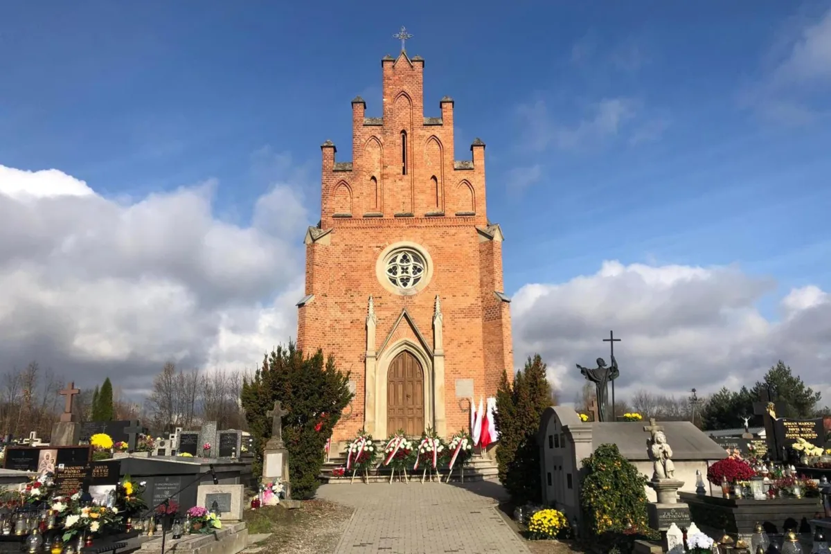 Na cmentarzu parafialnym w Krzeszowicach poświecono odnowione mauzoleum generała Józefa Chłopickiego