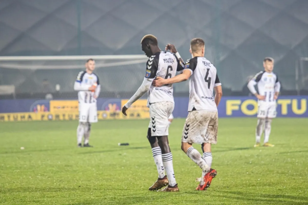 Sportowe widowisko w cieniu zachowania kibiców