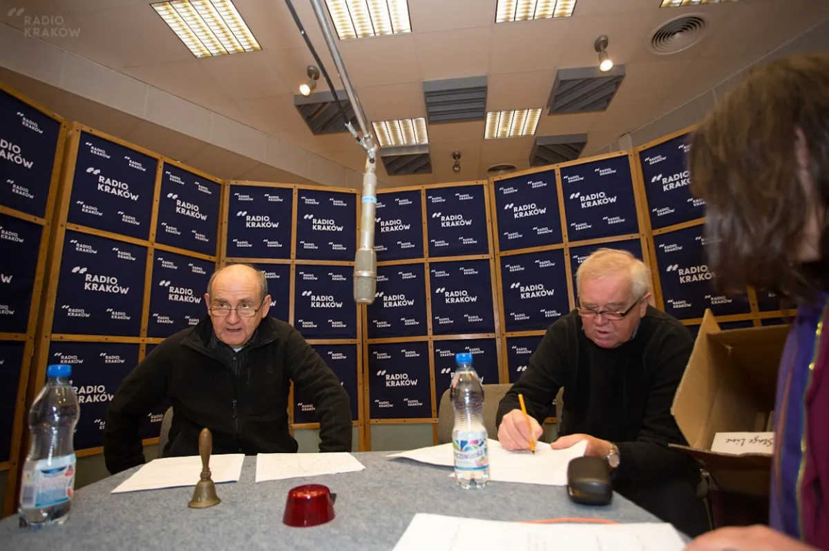 Jan Peszek i Marian Dziędziel w czasie nagrywania słuchowiska "Anioł w supermarkecie"