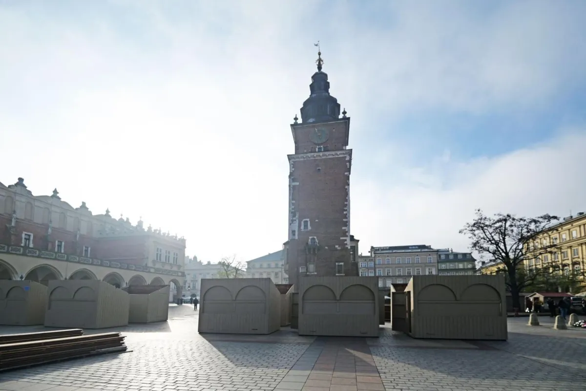 W Krakowie pojawiają się już ozdoby świąteczne, a na Rynku zaczął się montaż bożonarodzeniowego jarmarku