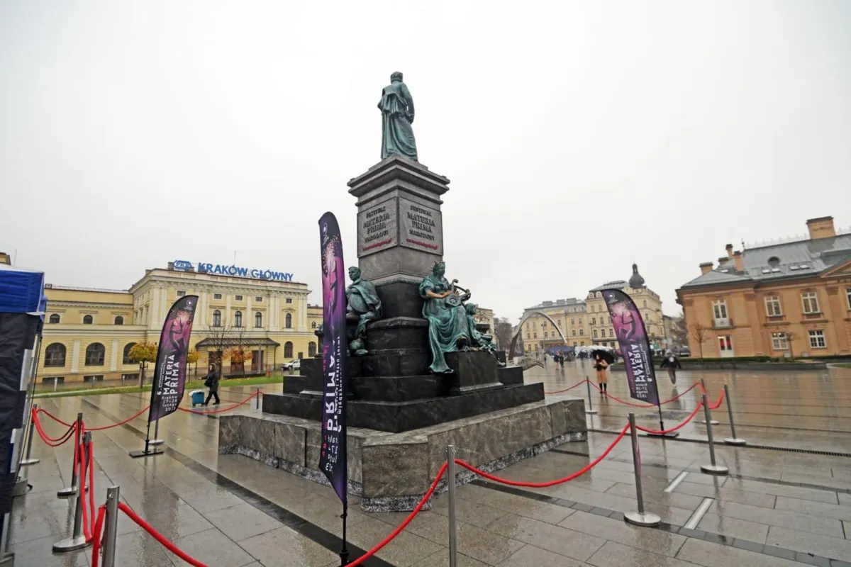 Kopia pomnika Adama Mickiewicza stanęła przed Galerią Krakowską. ZDJĘCIA