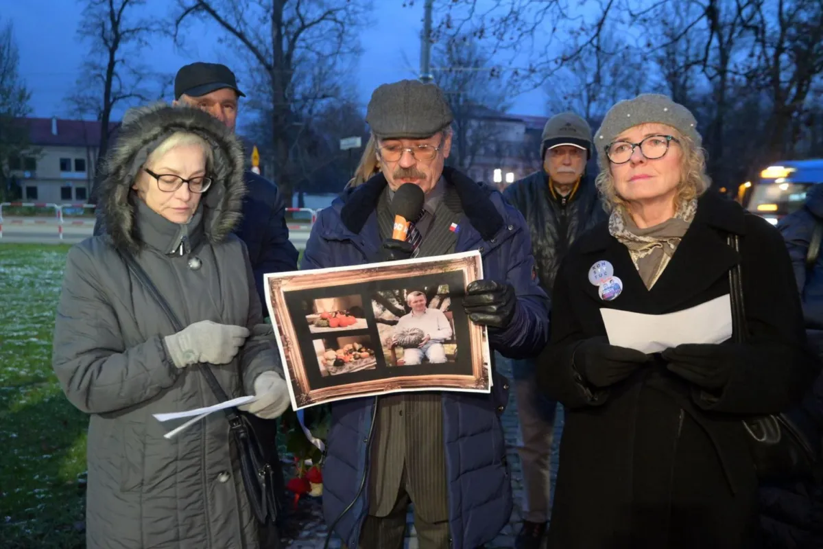 Na skwerze im. generała Franciszka Ksawerego Latinika odsłonięto tablicę pamiątkową Piotra Szczęsnego