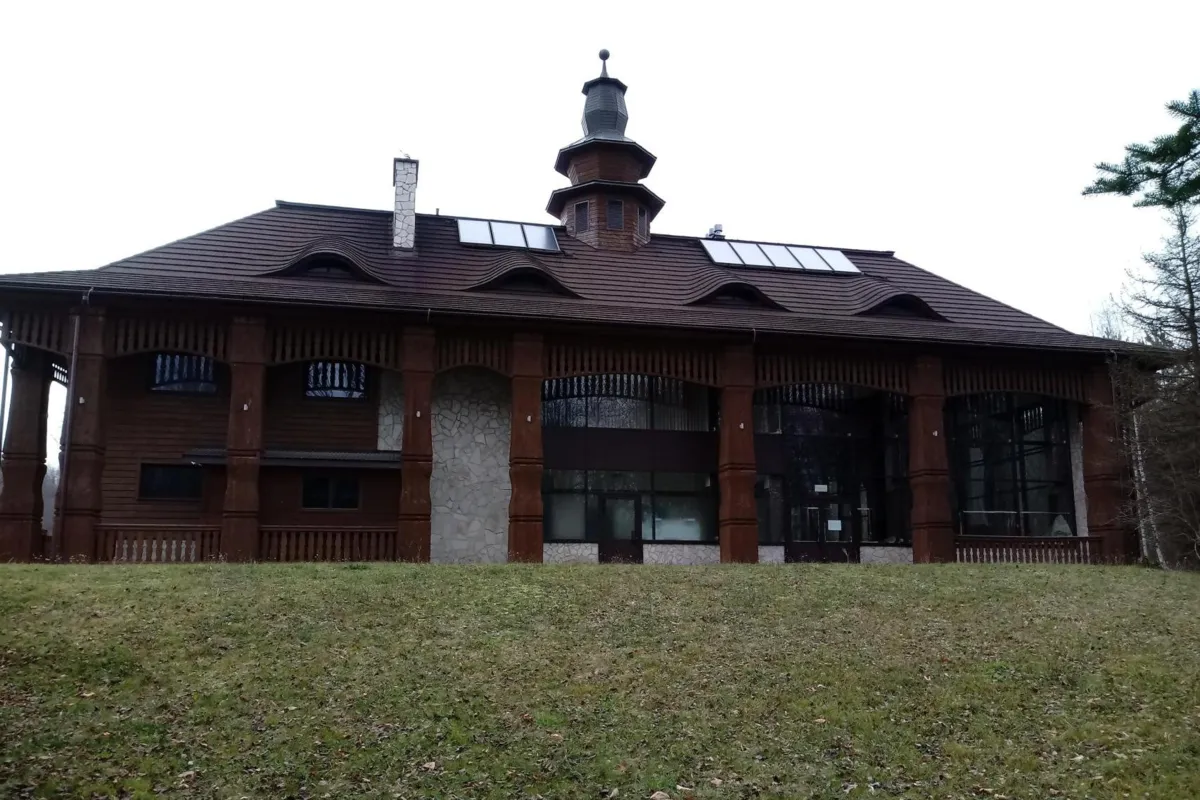 Od trzech lat kryty basen w Wysowej Zdroju stoi zamknięty. ZDJĘCIA