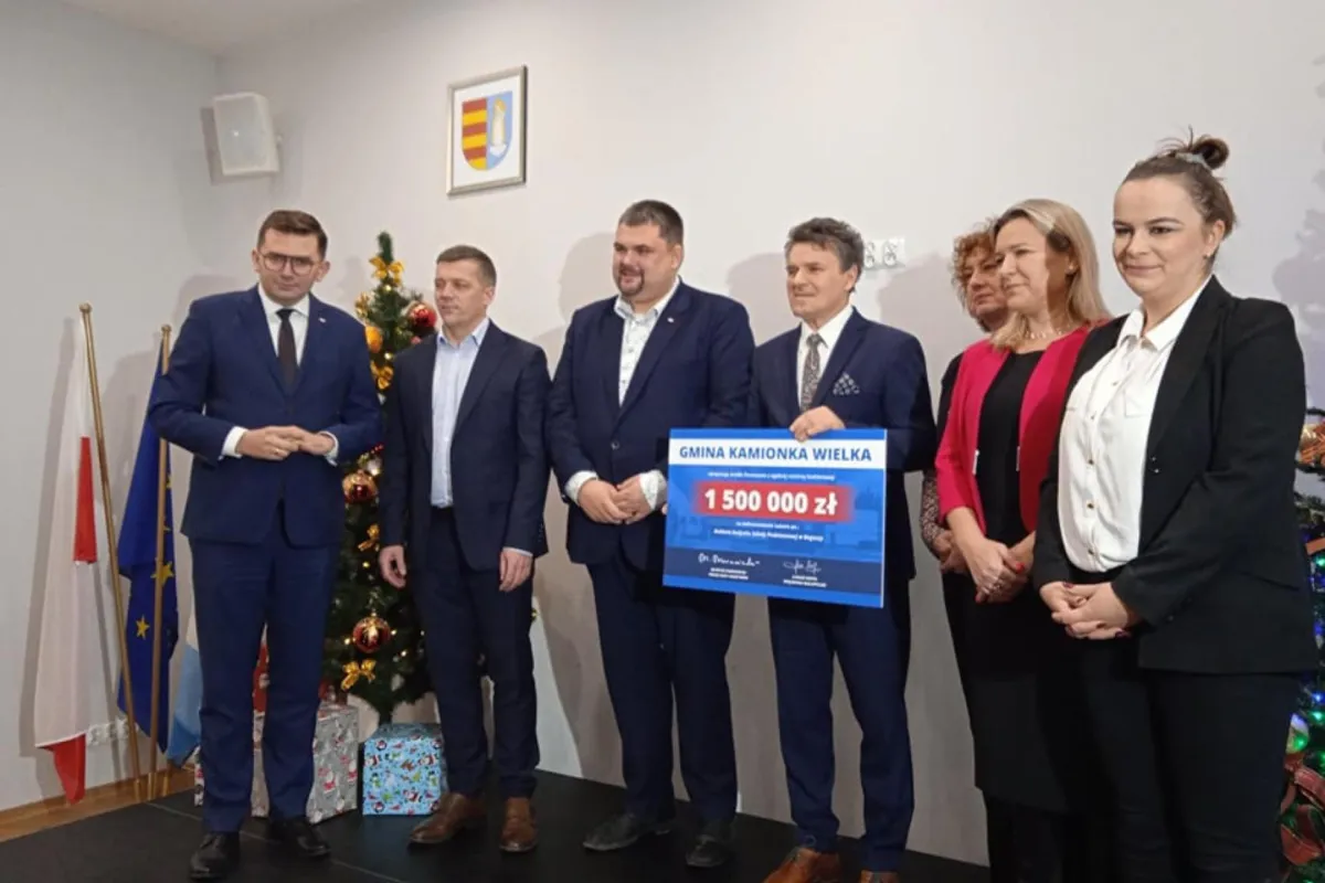 Wojewoda przekazał 1,5 miliona wsparcia na prace przy budowie Szkoły Podstawowej w Boguszy