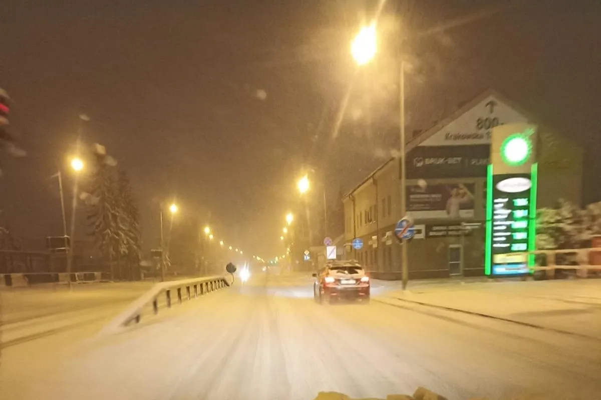 Wszystkie drogi krajowe i wojewódzkie przejezdne, ale panują na nich trudne warunki