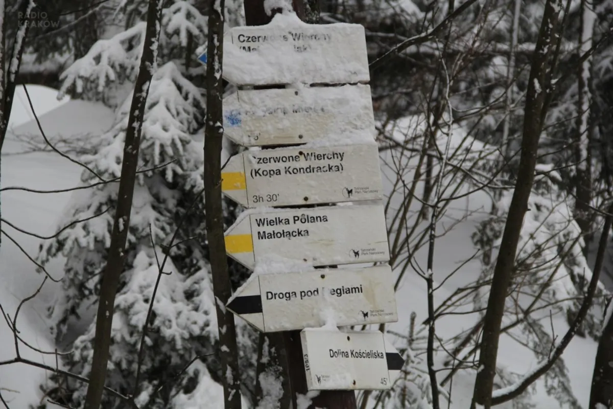 Turysta porwany przez lawinę na Kopie Kondrackiej; spadł na słowacką stronę