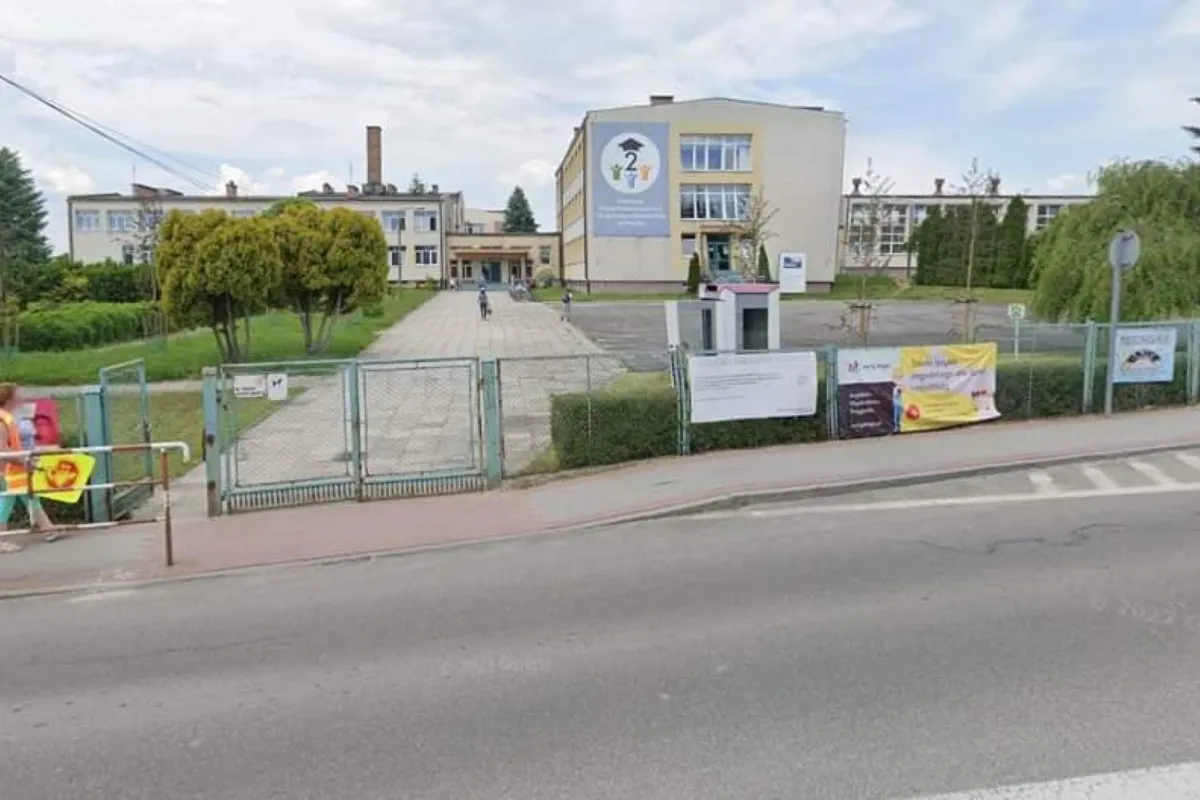 Zmienia się otoczenie budynku szkoły i przedszkola w Brzesku