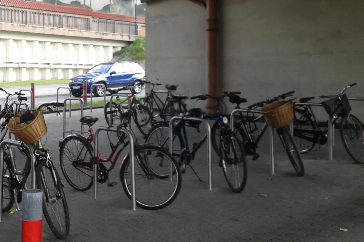 Krakowskie szkoły i przedszkola mogą zgłaszać zapotrzebowanie na stojaki dla rowerów i hulajnóg