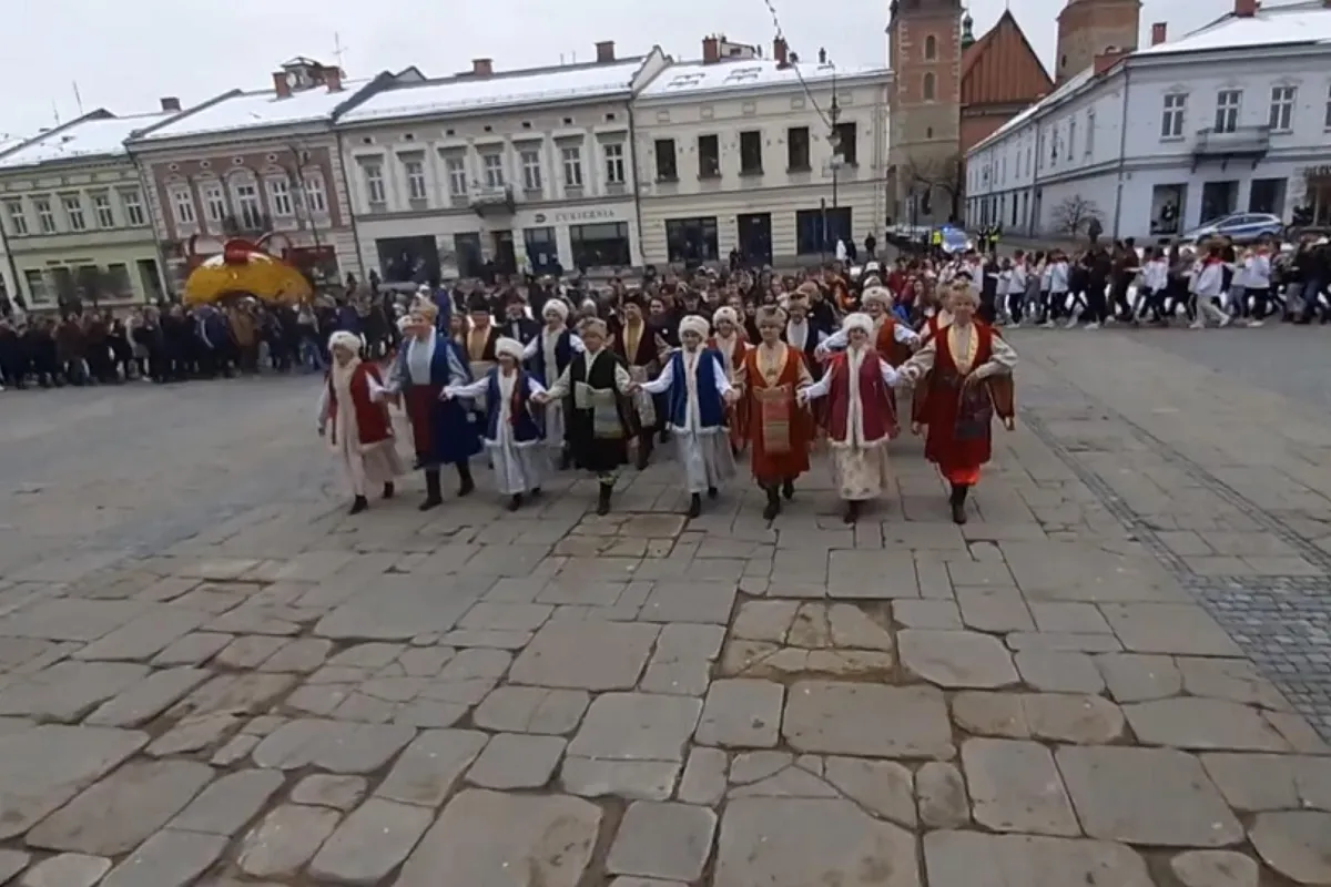 Po pandemicznej przerwie sądeccy maturzyści znowu odtańczyli na rynku poloneza