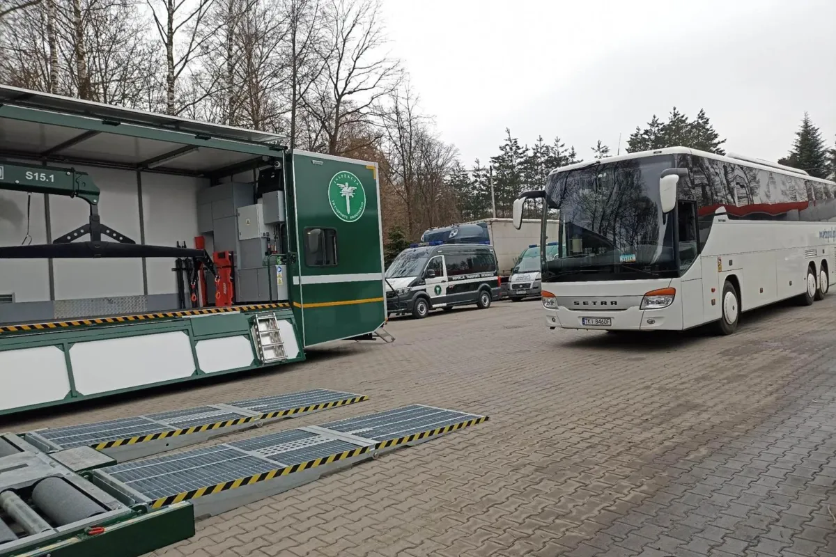 Pierwszy dzień ferii zimowych w Małopolsce. Akcja "bezpieczny autokar" na Zakopiance
