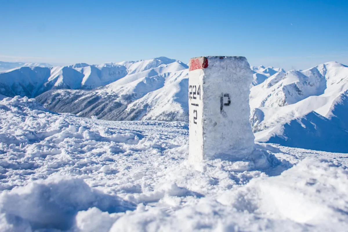 Tatry: Wzrasta zagrożenie lawinowe; coraz więcej śniegu