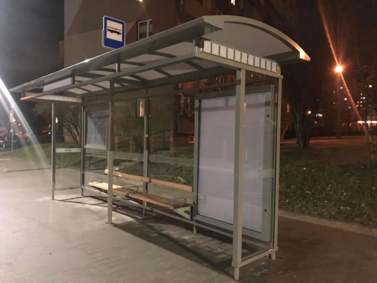 Przystanek donikąd na ulicy Podedworze w Krakowie już nieoświetlony. Udana interwencja RK
